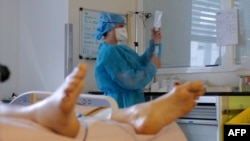 En la imagen de archivo un trabajador médico atiende a un paciente infectado con la enfermedad COVID-19.