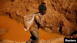 រូបឯកសារ៖ កម្មករ​រ៉ែមាស​ម្នាក់​កំពុង​​ធ្វើការ​នៅ​កន្លែង​ជីក​​រ៉ែមាស​​មួយ​នៅ​ភូមិ Mazowe ប្រទេស​ស៊ីមបាវ៉េ ថ្ងៃទី៥ ខែ​មេសា ឆ្នាំ២០១៨។