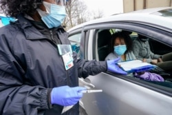 Žena se priprema da dobije vakcinu protiv Covid-19 u New Yorku.