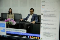 អ្នក​ប្រើប្រាស់​ហ្វេសប៊ុក​ចូល​រួម​បញ្ចេញ​មតិ​ក្នុង​អំឡុង​ពេល​ការ​ផ្សាយ​ផ្ទាល់​នៃ​កម្មវិធី​«តុមូល​វីអូឌី»​អំពី​វិធានការ​ប្រឆាំង​នឹង​អំពើ​ពុករលួយ ដោយ​មាន​អ្នក​សម្របសម្រួល លឹម ធីតា (ឆ្វេង) កំពុង​អង្គុយ​ក្បែរ​វាគ្មិន​មួយ​រួប​គឺ​លោក ជិន ម៉ាលីន អ្នក​នាំ​ពាក្យ​ក្រសួង​យុត្តិធម៌ នៅ​បន្ទប់ផ្សាយ​វីអូឌី​ក្នុង​រាជធានី​ភ្នំពេញ​កាល​ពី​ថ្ងៃ​ទី​១១ ខែ​កញ្ញា ឆ្នាំ​២០១៩។ (ទុំ ម្លិះ/VOA)