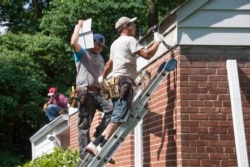 Warga keturunan Hispanik banyak yang bekerja di sektor konstruksi.