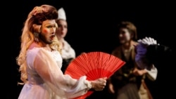 El actor y porfesor de Teatro, Marvin Pleitez, a quien se conoce como "Lady Drag", en una manifestación contra el presidente Nayib Bukele en el Salvador, el 12 de diciembre de 2021.