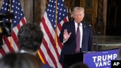 যুক্তরাষ্ট্রের নব-নির্বাচিত প্রেসিডেন্ট ডনাল্ড ট্রাম্প মার-এ-লাগোতে এক সংবাদ সম্মেলনে কথা বলছেন। পাম বীচ, ফ্লোরিডা। ৭ জানুয়ারি ২০২৫।