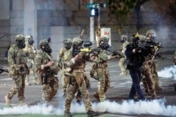 Agentes federales utilizan municiones para dispersar a los manifestantes de “Black Lives Matter” en el Palacio de Justicia de Estados Unidos Mark O. Hatfield el lunes 20 de julio de 2020, en Portland, Oregon.