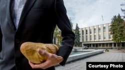 "Bijeli hljeb" je beneficija koja funkcionerima omogućava platu i nakon isteka mandata. 