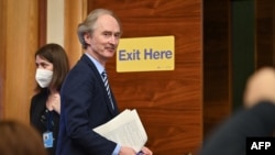 L'envoyé spécial des Nations unies pour la Syrie, Geir Pedersen, quitte une conférence de presse à la fin du cinquième tour de la session de la Commission constitutionnelle syrienne, le 29 janvier 2021, à l'Office des Nations unies à Genève. (Photo de Fabrice COFFRINI / AFP)