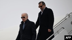 Serok Biden ligel kurê xwe Hunter.