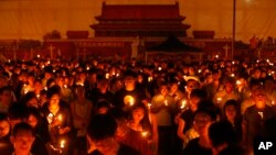 O'n minglab gonkongliklar 1989-yili Pekinning Tiananmen maydonida tinch namoyishning bostirilganini xotirlamoqda, 4-iyun, 2014-yil