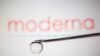 El logotipo de Moderna se refleja en una gota en la aguja de una jeringa en esta ilustración tomada el 9 de noviembre de 2020