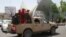 Combatientes talibanes posan en la parte trasera de un vehículo en la ciudad de Herat, al oeste de Kabul, Afganistán, el sábado 14 de agosto de 2021, luego de que tomaron esta provincia del gobierno afgano.