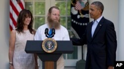 Presiden AS Barack Obama melakukan konferensi pers bersama orang tua Sersan Bowe Bergdahl, Jani Bergdahl dan Bob Bergdahl hari Sabtu (31/5). 