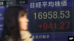 Bảng chỉ số chứng khoán điện tử cho thấy chỉ số Nikkei ở Nhật tăng 941.27 điểm, ngày 22/1/2015. 