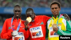 Le médaillé d'or kenyan Abel Kirui sur le podium à Daegu, en Corée du sud, le 4 septembre 2011.