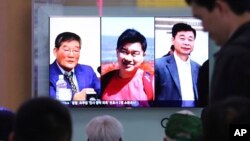 Reportage télé, montrant des portraits de trois Américains, Kim Dong Chul (G), Tony Kim et Kim Hak Song (D) détenus en Corée du Nord à la gare de Séoul, Corée du Sud, 3 mai , 2018.