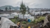 FOTO DE ARQUIVO: Congoleses deslocados preparam-se para abandonar o campo depois de os rebeldes do M23 terem ordenado evacuações perto de Goma.
