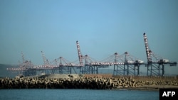 Cảng Gioia Tauro ở Italia ở vùng Calabria phía nam nước này, nơi được chính phủ Italy cho phép vận chuyển 560 tấn vũ khí hóa học của Syria tới một con tàu của Mỹ và sau đó đem đi phá hủy tại biển.