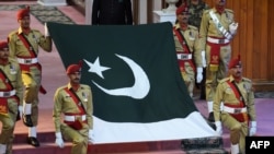 Tentara Pakistan membawa bendera nasional selama upacara untuk memperingati Hari Kemerdekaan negara itu di Islamabad pada 14 Agustus 2017. (Foto: AFP)