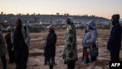 Les votants font la queue devant le bureau de vote au Lesotho, le 3 juin 2017, à Maseru.