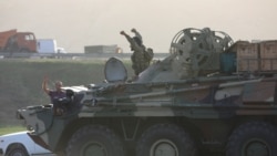阿塞拜疆士兵驾驶装甲车行驶在巴库街头并向人群致意。(2020年9月27日)