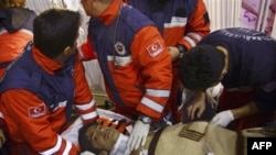 Nạn nhân Ferhat Tokay, 13 tuổi, được cứu ra khỏi đống đổ nát tại Ercis, Van, Thồ Nhĩ Kỳ, sáng sớm thứ Sáu, ngày 28 tháng 10, 2011, 108 giờ sau trận động đất