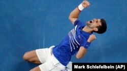 Novak Đoković proslavlja pobedu nad Novakom Đokovićem u finalu Australijen opena u Melburnu (Foto: AP/Mark Schiefelbein)