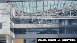 Atap ambruk di Universitas Curtin di Perth, Australia, 13 Oktober 2020. (Foto: sosial media/Wamn News/via REUTERS). 