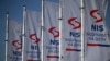 Zastave sa logom i sloganom Naftne industrije Srbije (NIS) (OLIVER BUNIC / AFP)
