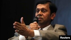 រូបឯកសារ៖ ប្រធាន​ធនាគារ​កណ្ដាល​របស់​ប្រទេស​ស្រីលង្កា​លោក Ajith Nivard Cabraal ថ្លែង​ក្នុង​វេទិកា​សេដ្ឋកិច្ច Thomson Reuters នៅ​ទីក្រុង​កូឡុំបូ កាលពី​ថ្ងៃទី៦ ខែកញ្ញា ឆ្នាំ២០១២។