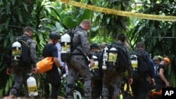 Tim penyelamat internasional mempersiapkan diri untuk memasuki gua tempat tim sepak bola muda dan pelatih mereka terperangkap banjir, di Mae Sai, provinsi Chiang Rai, di utara Thailand, Kamis, 5 Juli 2018.