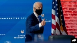 លោក Joe Biden ដែល​គេ​សន្មត​ថា​ជា​ប្រធានាធិបតី​ជាប់ឆ្នោត​ថ្មី​របស់​សហរដ្ឋ​អាមេរិក ចាកចេញ​ពី​សន្និសីទ​សារព័ត៌មាន​មួយ បន្ទាប់ពី​ណែនាំ​ជា​សាធារណៈ​នូវ​មន្ត្រី​សេដ្ឋកិច្ច​កំពូលៗ​របស់​លោក ដែល​បាន​ធ្វើឡើង​នៅ​ក្រុង Wilmington រដ្ឋ Delaware កាលពី​ថ្ងៃអង្គារទី១ ខែធ្នូ ឆ្នាំ២០២០។