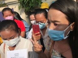 កញ្ញា ​មៀច​ ស្រីអូន​ ជា​កូដករនិយាយ​ជាមួយ​អ្នកសារព័ត៌មាន​ក្នុងទីក្រុង​ភ្នំពេញ​ ថ្ងៃទី​១០ ខែ​មករា​ ឆ្នាំ​២០២២។ (ហ៊ុល រស្មី/វីអូអេ)​