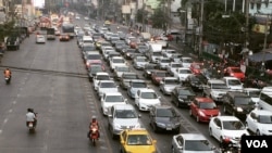 Morning traffic in Bangkok, named as the world's eight worst city for road congestion, Jan. 22, 2015. (Steve Herman/VOA News)
