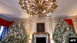 Прикраси на ялинках в Державній їдальні, створені як автопортрети студентів з усієї країни