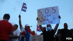 Con careteles pidiendo el fin "de la dictadura", exiliados de varias generaciones se manifestaron en la Calle 8 en Miami, Florida, en apoyo a las protestas sucedidas en la isla el domingo 11 de julio de 2021. Foto: Luis F. Rojas, VOA.