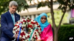 U.S. Secretary of State John Kerry, left, participates in a wreath laying ceremony with Rukia Ali, a victim of the 1998 U.S. embassy bombing, at the August 7 Memorial Park in Nairobi, Kenya, May 4, 2015.