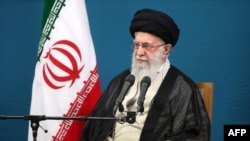 Pemimpin tertinggi Iran Ayatollah Ali Khamenei berbicara dalam pertemuan dengan presiden dan kabinetnya di Teheran, 27 Agustus 2024. (Foto: AFP)