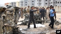 Polisi Irak mengamankan lokasi setelah terjadinya serangan bom bunuh diri (foto: dok). 
