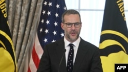 জিম্মি বিষয়ক যুক্তরাষ্ট্রের দূত অ্যাডাম বোয়েলার পররাষ্ট্র দফতরে বক্তব্য রাখছেন। ওয়াশিংটন। ফাইল ফটোঃ ৬ মার্চ, ২০২৫।