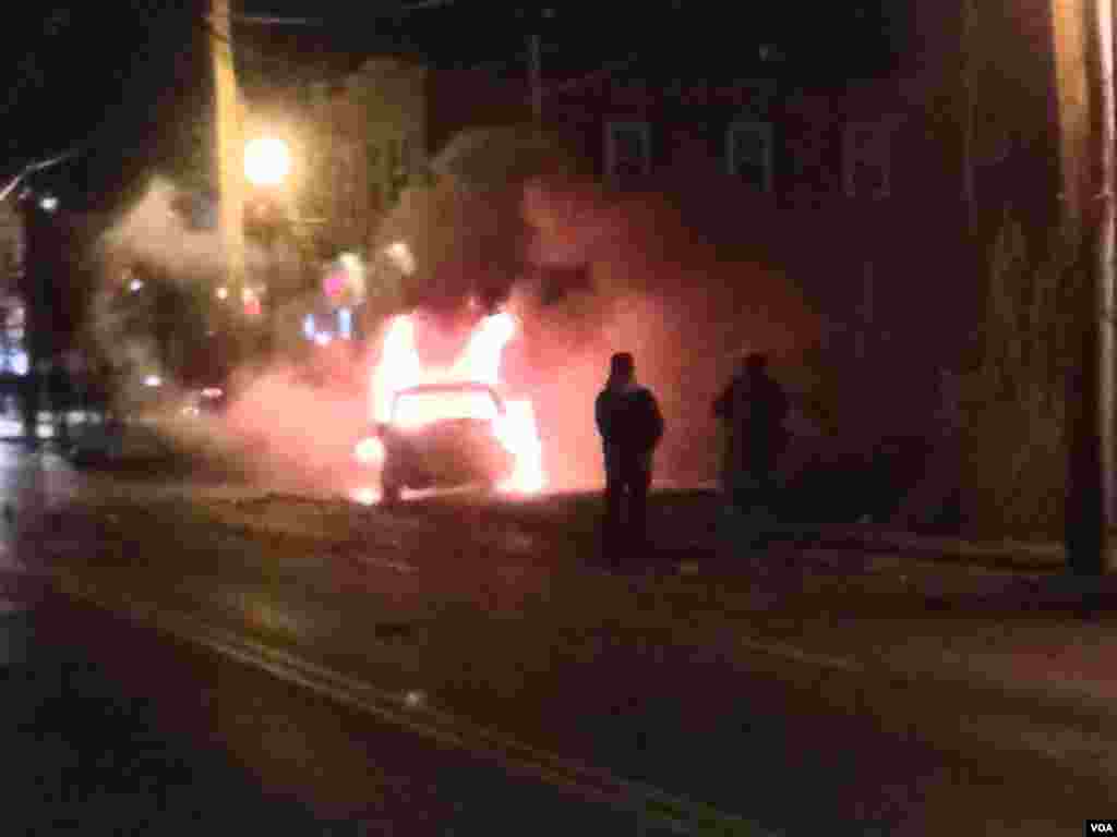 Unrest on the streets of Ferguson after a grand jury decided not to indict police officer Darren Wilson in the death of Michael Brown, Ferguson, Missouri, Nov. 24, 2014. (Kane Farabuagh/VOA)