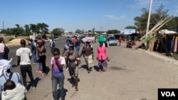 La situation est revenue à la normale à Harare, au Zimbabwe, pour la plupart des commerçants informels, malgré un blocage appelé par le gouvernement le mois dernier pour contenir la propagation du coronavirus, le 15 mai 2020. (Columbus Mavhunga / VOA)