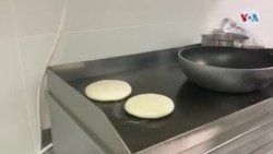 La arepa venezolana se reinventa en los Balcanes
