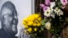 Tampak bunga-bunga ditaruh di samping foto dari Uskup Agung Desmond Tutu di Gereja Katedral St. George di Cape Town, South Africa, pada 26 Desember 2021. Tutu meninggal dunia pada usia 90 tahun.