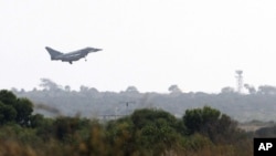 Pesawat tempur "Typhoon" Inggris mendarat di pangkalan udara Inggris di Akrotiri, Siprus, 29 Agustus 2013.