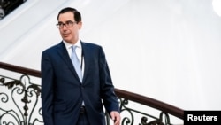 El secretario del Tesoro de los Estados Unidos, Steven Mnuchin, camina hacia un desayuno de trabajo en la Cumbre del G7 en Biarritz, Francia, el 25 de agosto de 2019.