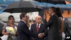 Tổng thống Obama (phải) được Ngoại trưởng Cuba Bruno Rodriguez đ&#243;n tiếp tại phi trường ở Habana, Cuba, ng&#224;y 20/3/2016.