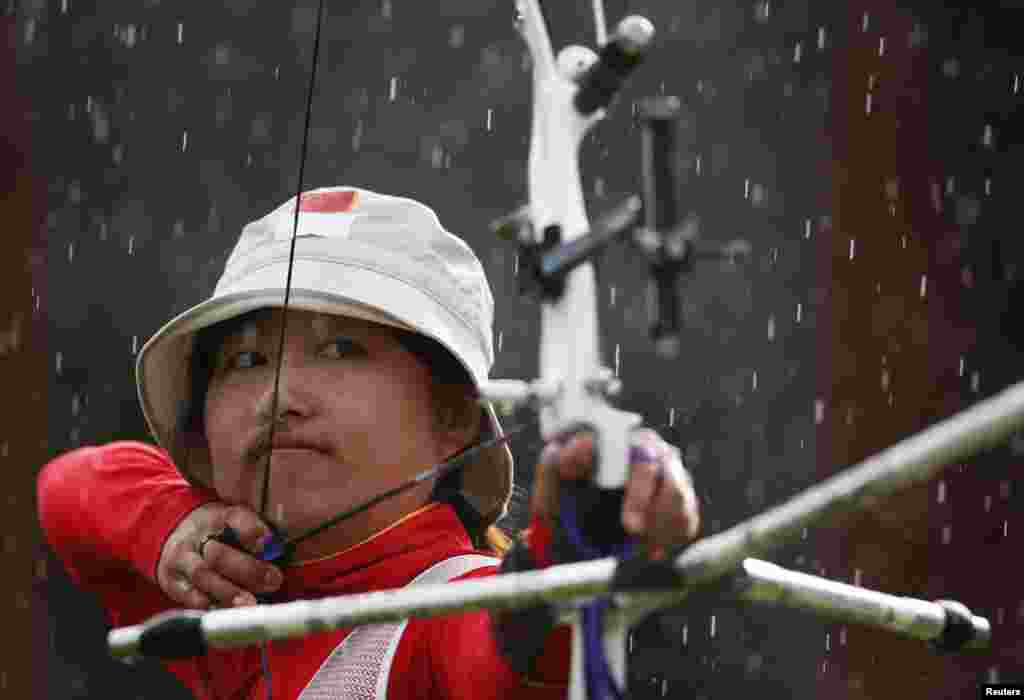 China's Fang Yuting takes aim in the women's archery team gold medal match at the Lords Cricket Ground during the London 2012 Olympic Games July 29, 2012. 