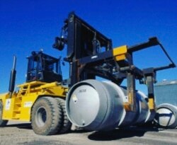 Dalam foto yang dirilis pada 6 November 2019 oleh Organisasi Energi Atom Iran ini, sebuah truk angkat membawa silinder berisi gas uranium heksafluorida dengan tujuan untuk menginjeksikan gas ke dalam sentrifugal di fasilitas nuklir Fordo Iran. (Foto: AP)