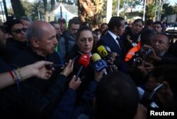 La alcaldesa electa de México, Claudia Sheinbaum, habla a los medios de comunicación en un campamento improvisado para migrantes que viajan desde América Central a los Estados Unidos en la Ciudad de México, México, 6 de noviembre de 2018. REUTERS / Hannah McKay.