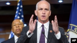 Конгресмен-демократ, член комітету Палати представників зі Збройних сил США Адам Сміт під час пресконференції у Вашингтоні.