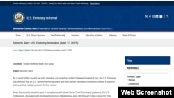 په اسرائیل کې د امریکا د سفارت په ویبپانې په اسرائیلو او لویدیځه غاړه کې امریکايي اتباع او دایمي اوسیدونکي هڅول شوي‌ چې د بهرنیو چارو د وزارت د MyTravelGov سره دې ځان ریجسټر کړې او د وضعیت په اړه دې تازه معلومات ترلاسه کړي.